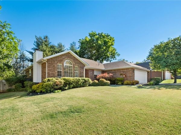 2750 E Londonderry Drive, Fayetteville, AR 72701