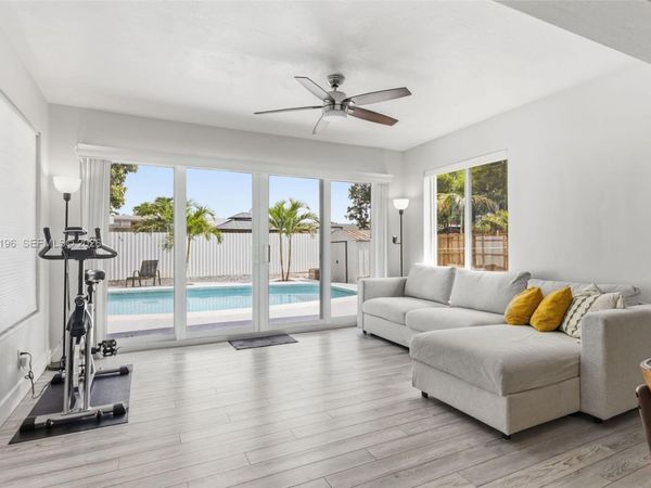 8451 NW 16th St , Pembroke Pines, FL 33024
