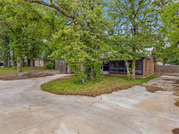 316 Hickorywood Street , Azle, TX 76020