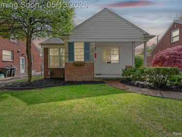 21610 Prestwick Avenue, Harper Woods, MI 48225