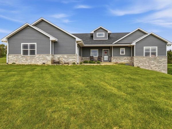 16392 Country View Court, Dubuque, IA 52001