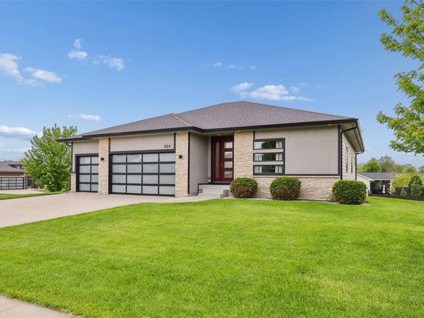824 83rd Street, West Des Moines, IA 50266