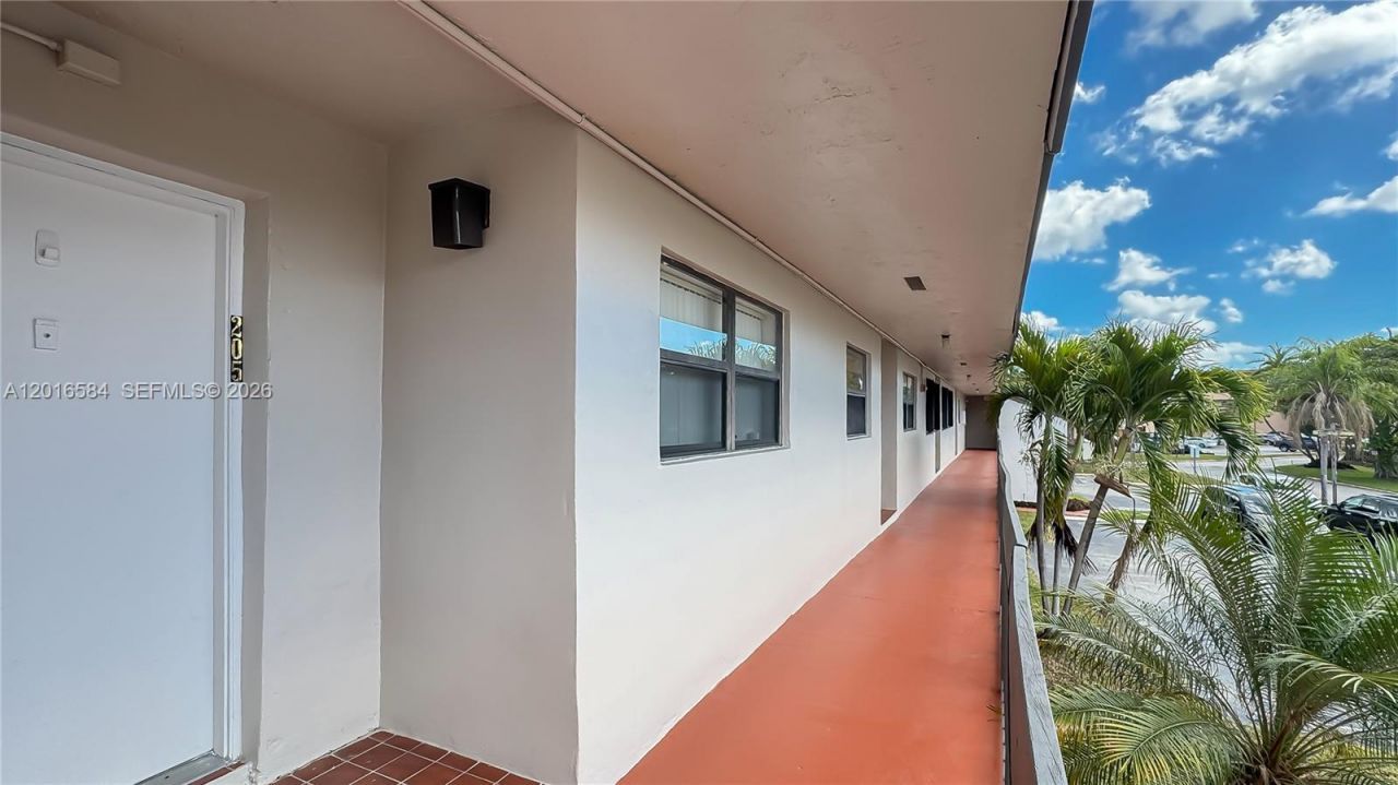 8885 Fontainebleau Blvd , Unit 205, Miami, FL 33172 Photo