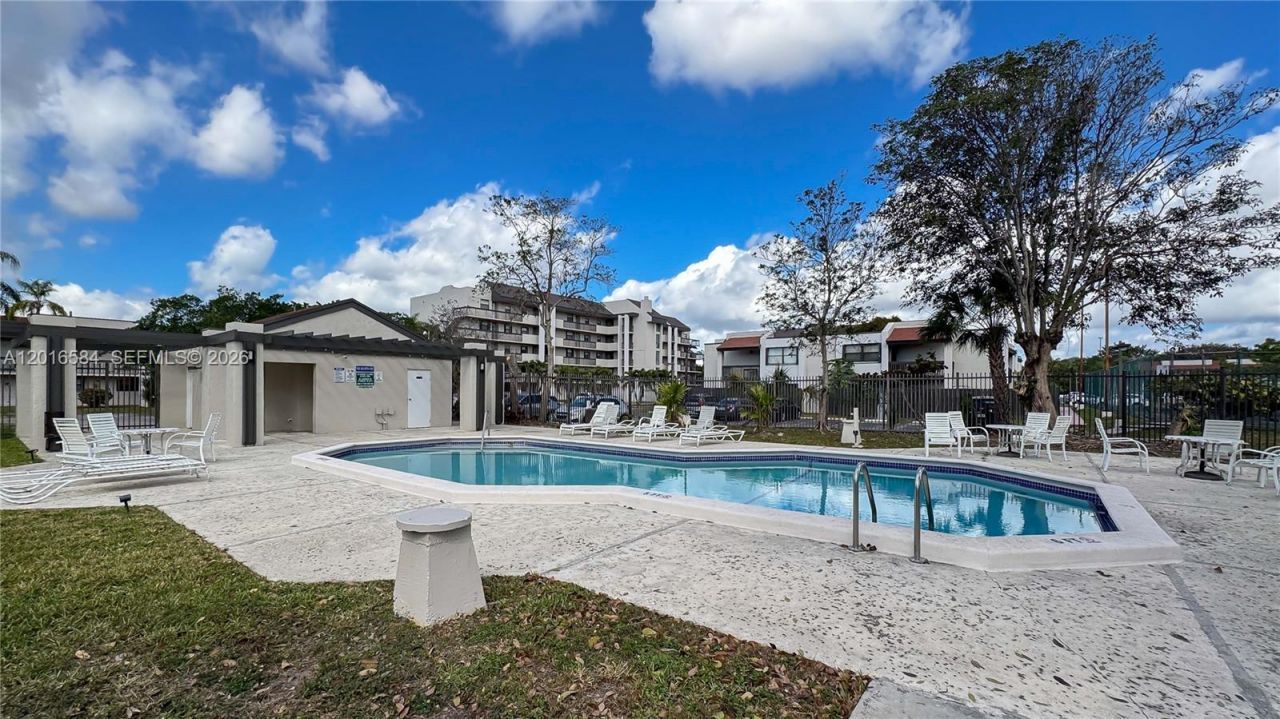 8885 Fontainebleau Blvd , Unit 205, Miami, FL 33172 Photo