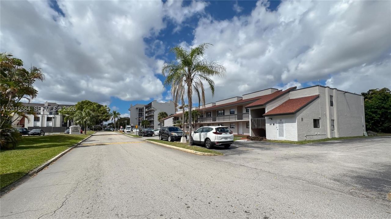 8885 Fontainebleau Blvd , Unit 205, Miami, FL 33172 Photo
