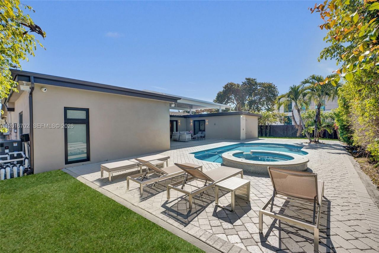 19694 NE 24th Ave , Miami, FL 33180 Photo