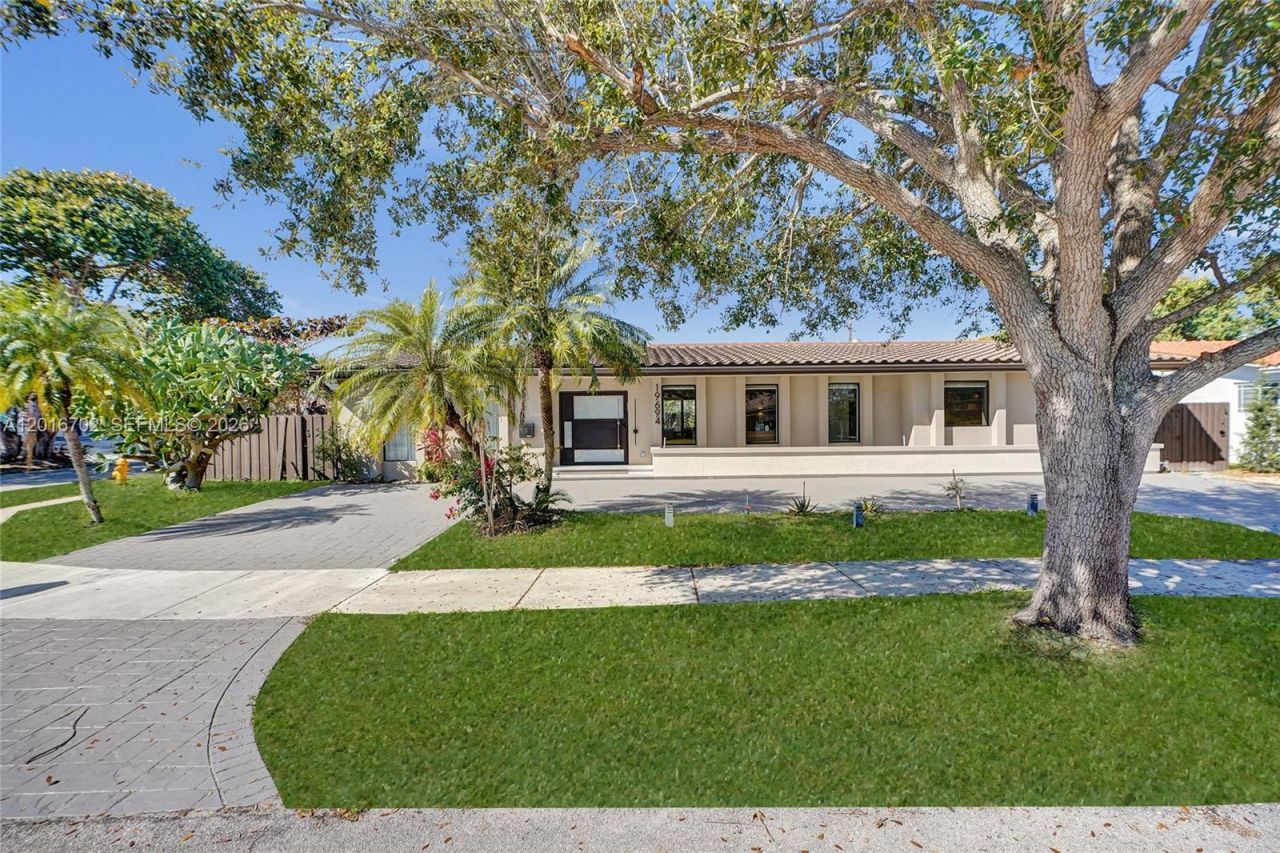 19694 NE 24th Ave , Miami, FL 33180 Photo