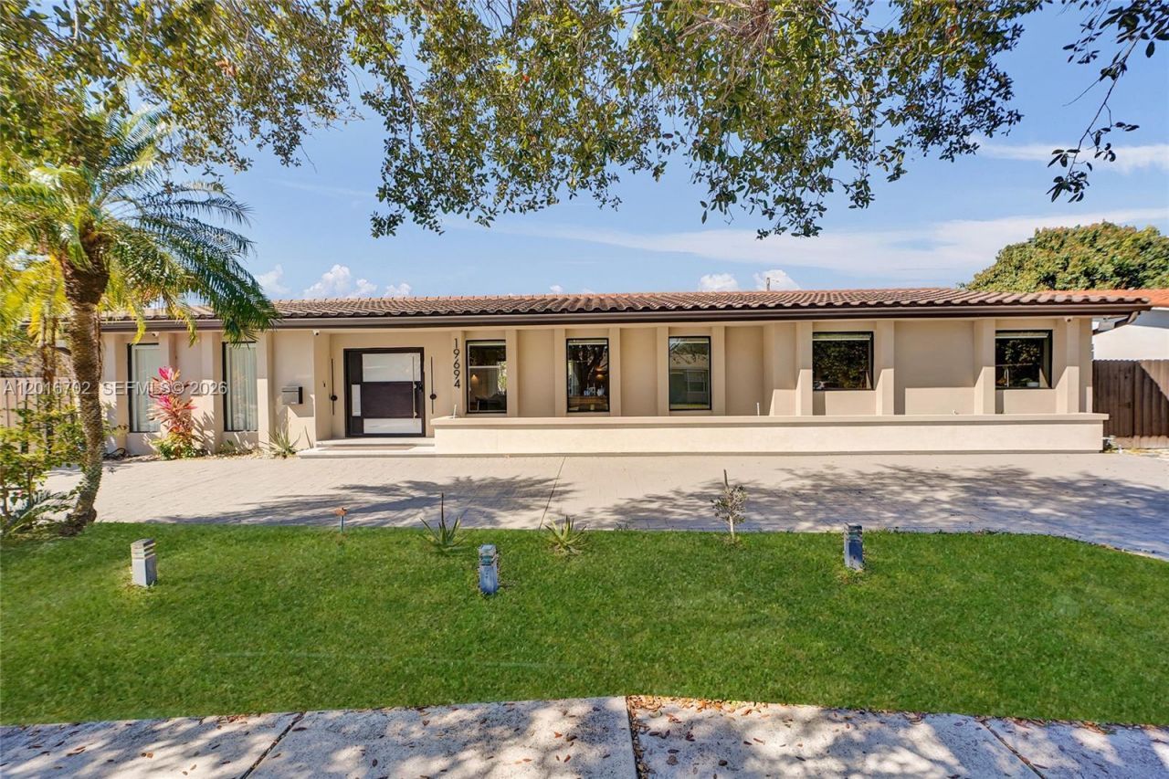 19694 NE 24th Ave , Miami, FL 33180 Photo