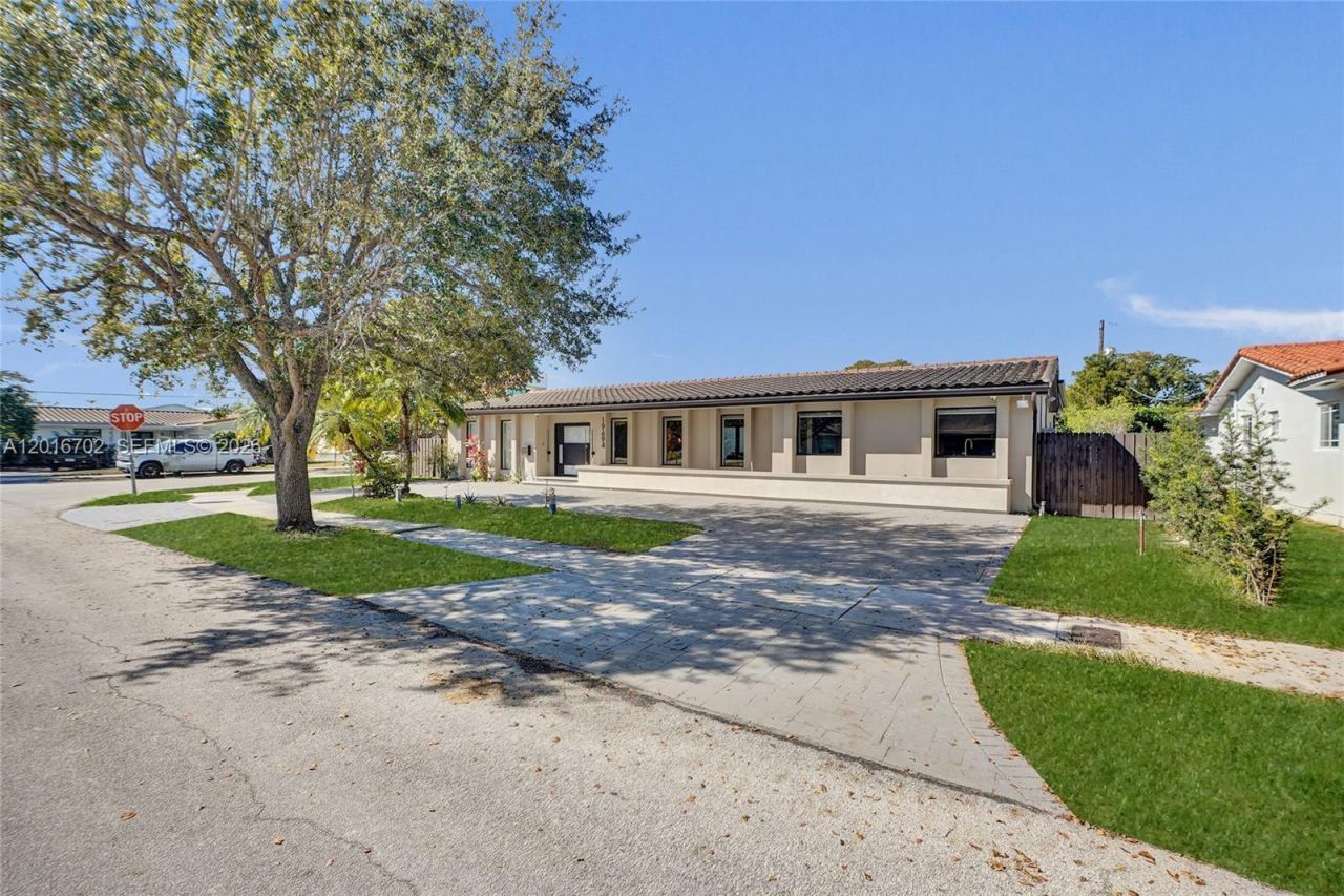 19694 NE 24th Ave , Miami, FL 33180 Photo