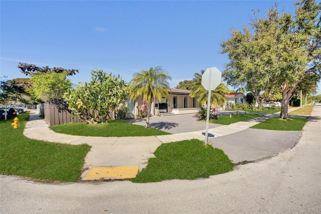 19694 NE 24th Ave , Miami, FL 33180 Photo