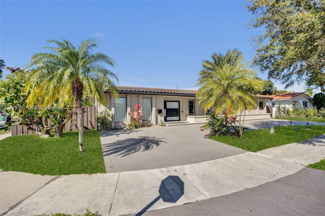 19694 NE 24th Ave , Miami, FL 33180 Photo