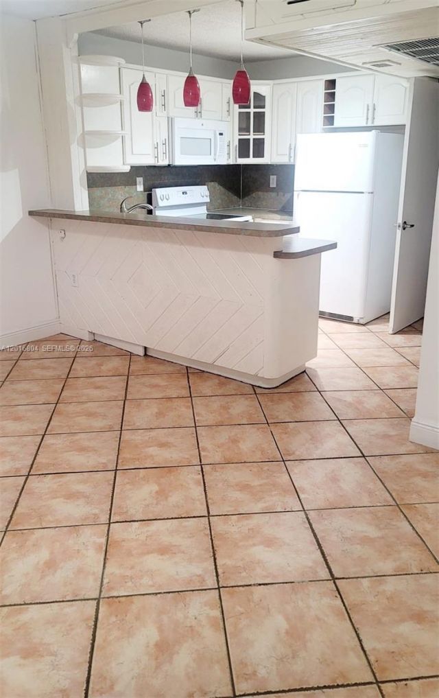 2166 W 60 St, Unit 15-201, Hialeah, FL 33016 Photo