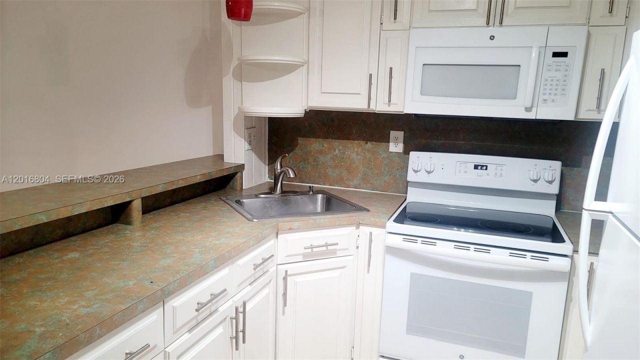 2166 W 60 St, Unit 15-201, Hialeah, FL 33016 Photo