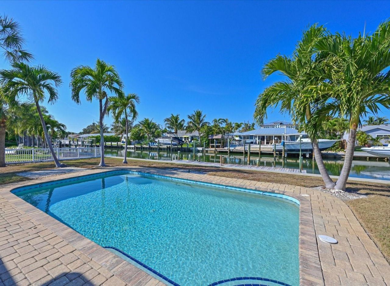 512 Key Royale Drive, Holmes Beach, FL 34217 Photo