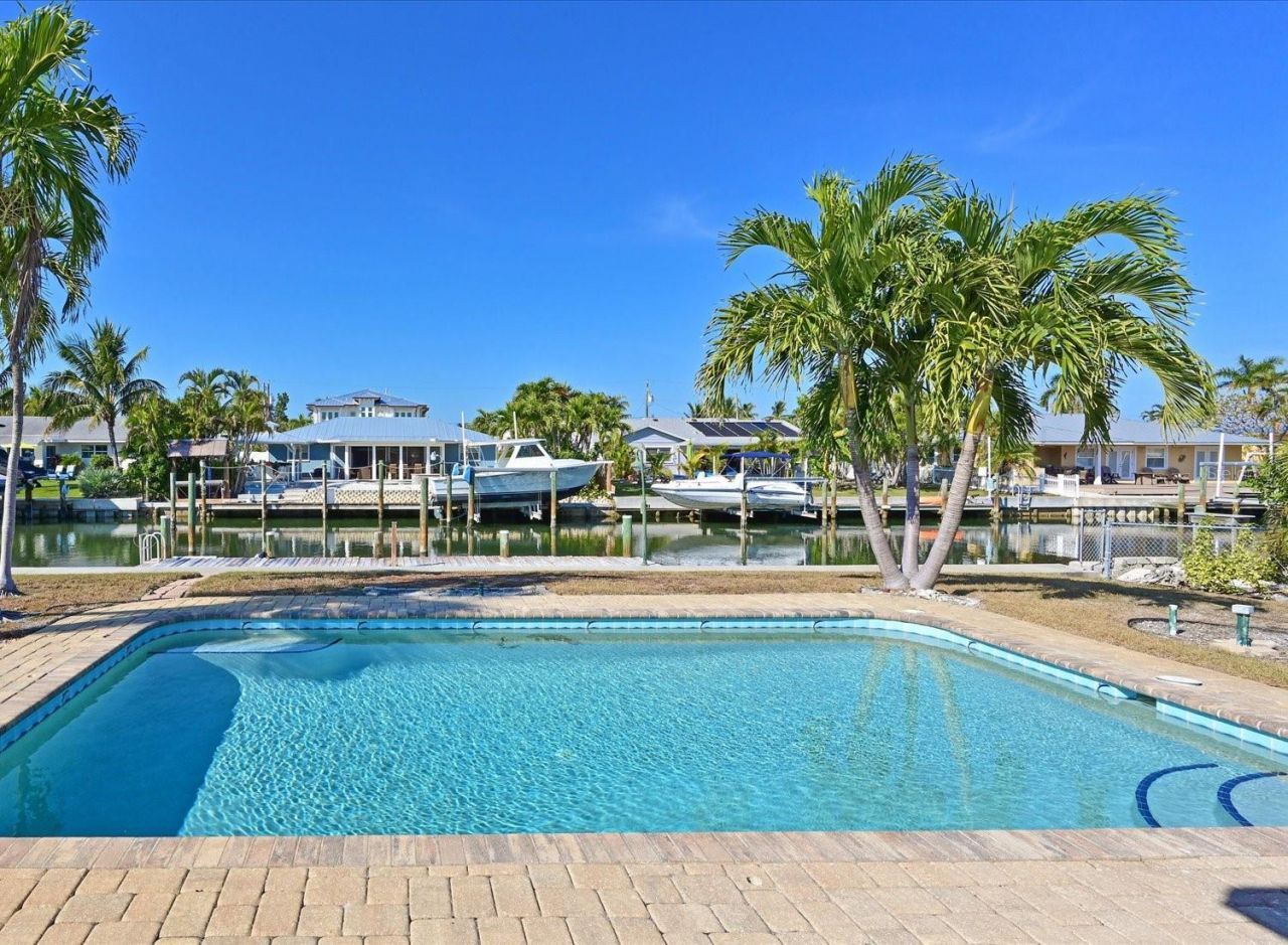 512 Key Royale Drive, Holmes Beach, FL 34217 Photo