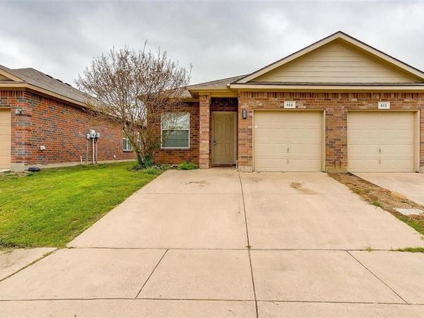 812 Walnut Street , Burleson, TX 76028