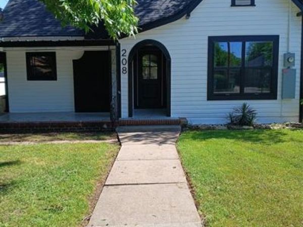 208 E 9TH Street, Coleman, TX 76834
