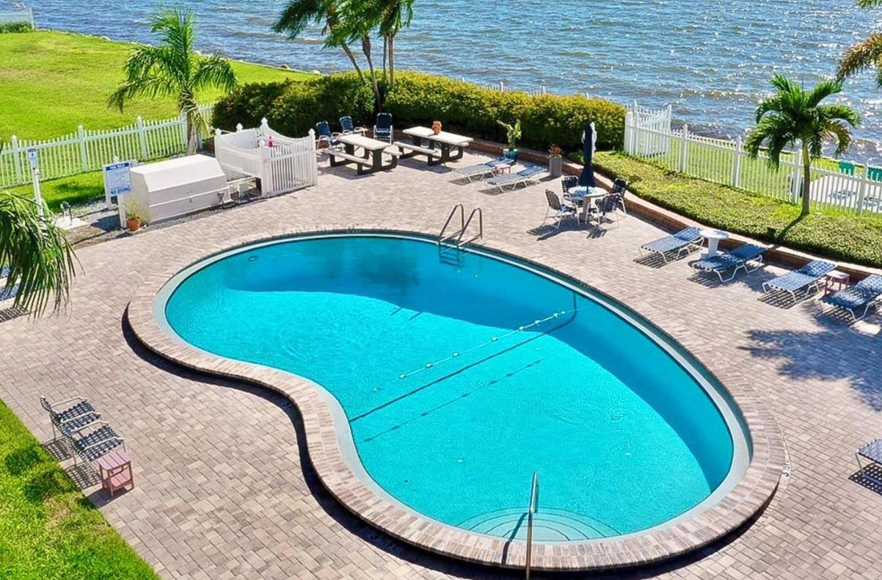 821 Bahia Del Sol Drive, Unit B, Ruskin, FL 33570 Photo