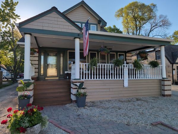 417 N Hough Street , Barrington, IL 60010