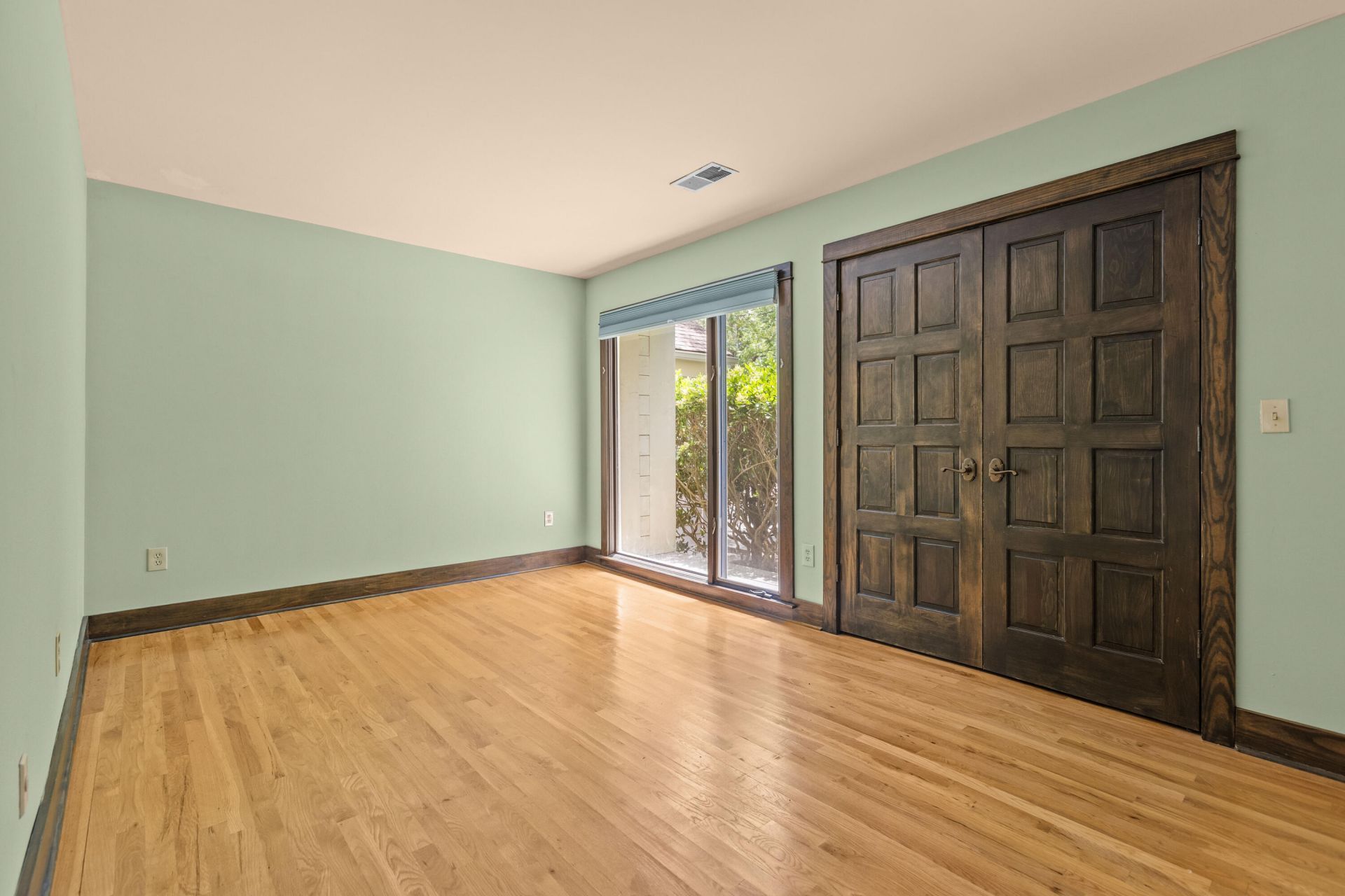 1008 Embassy Row Way Photo 36
