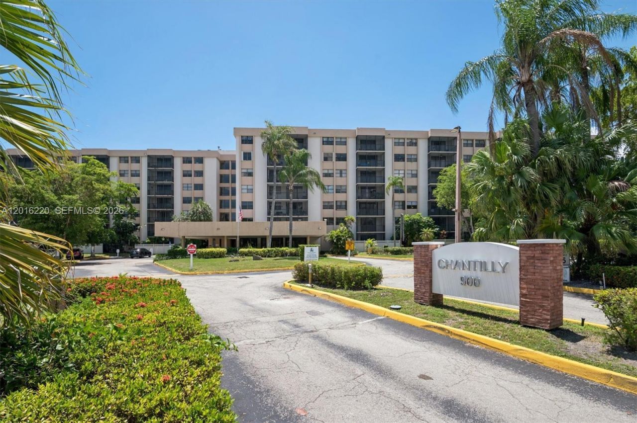 900 NE 195th St, Unit 414, Miami, FL 33179 Main Photo