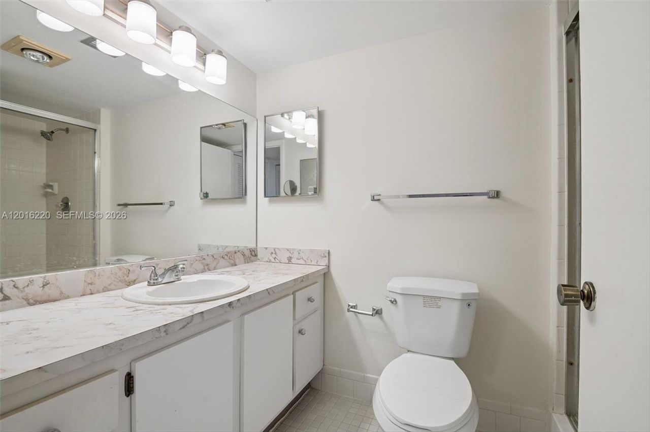 900 NE 195th St, Unit 414, Miami, FL 33179 Photo