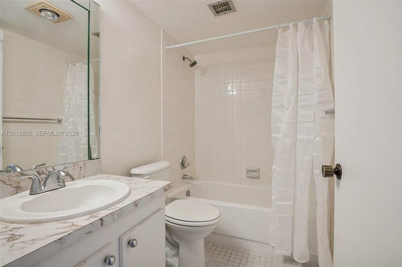 900 NE 195th St, Unit 414, Miami, FL 33179 Photo