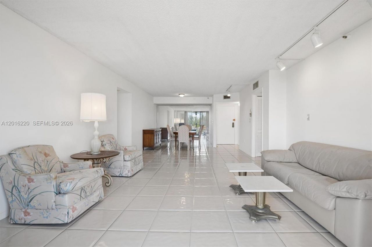 900 NE 195th St, Unit 414, Miami, FL 33179 Photo