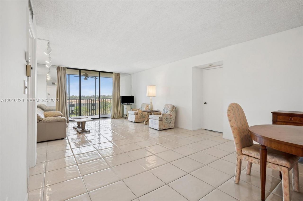 900 NE 195th St, Unit 414, Miami, FL 33179 Photo