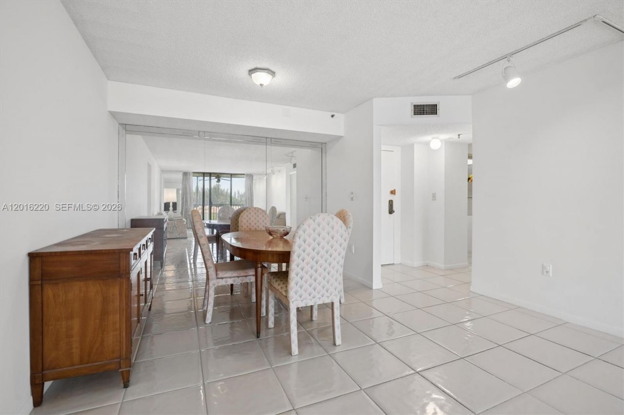 900 NE 195th St, Unit 414, Miami, FL 33179 Photo