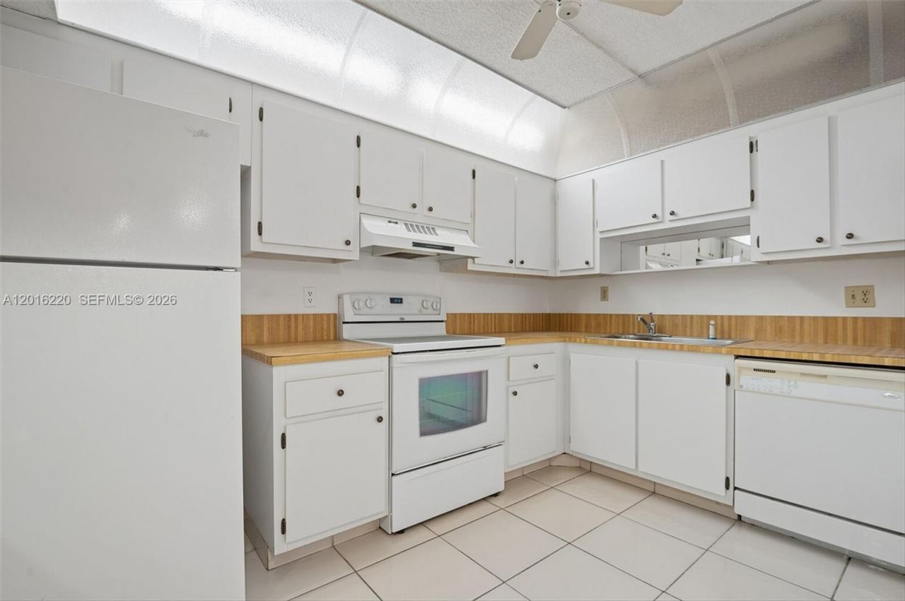 900 NE 195th St, Unit 414, Miami, FL 33179 Photo