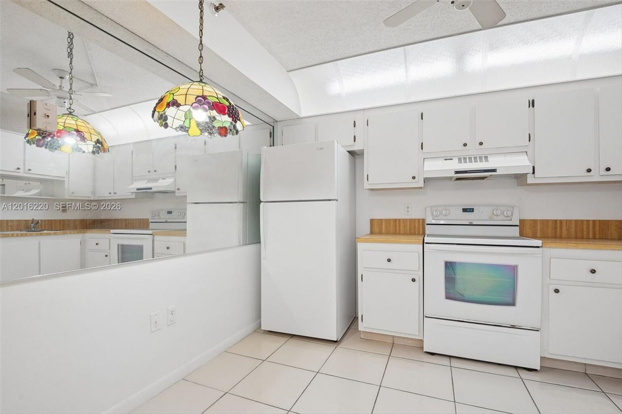 900 NE 195th St, Unit 414, Miami, FL 33179 Photo