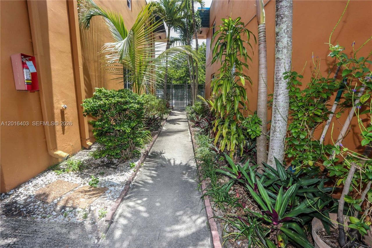 2200 Monroe St , Unit 12, Hollywood, FL 33020 Photo