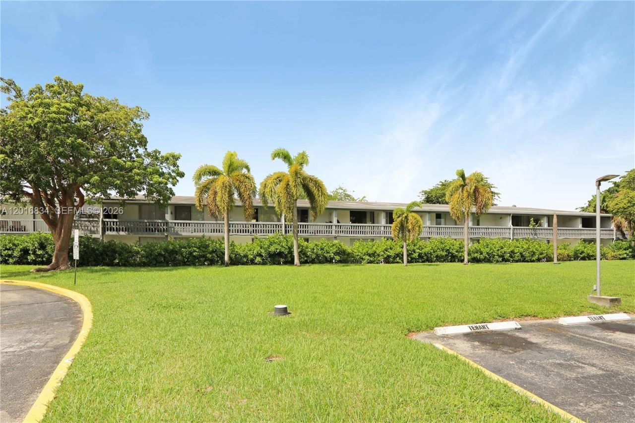 750 NE 195th St , Miami, FL 33179 Photo