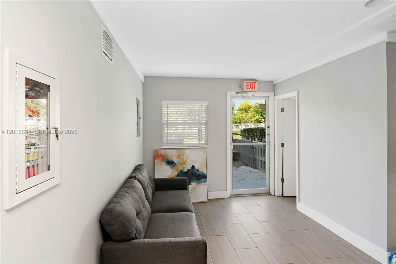 750 NE 195th St , Miami, FL 33179 Photo