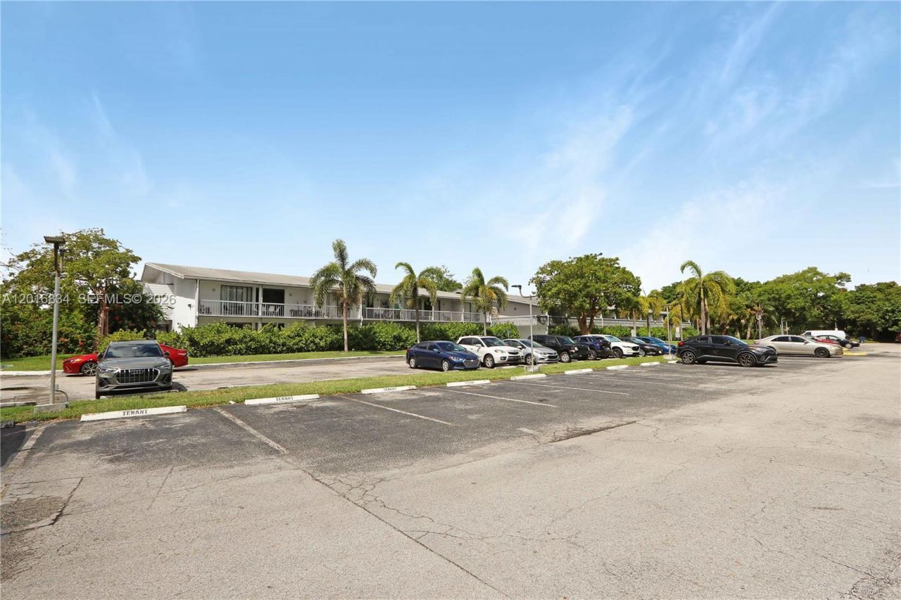 750 NE 195th St , Miami, FL 33179 Photo