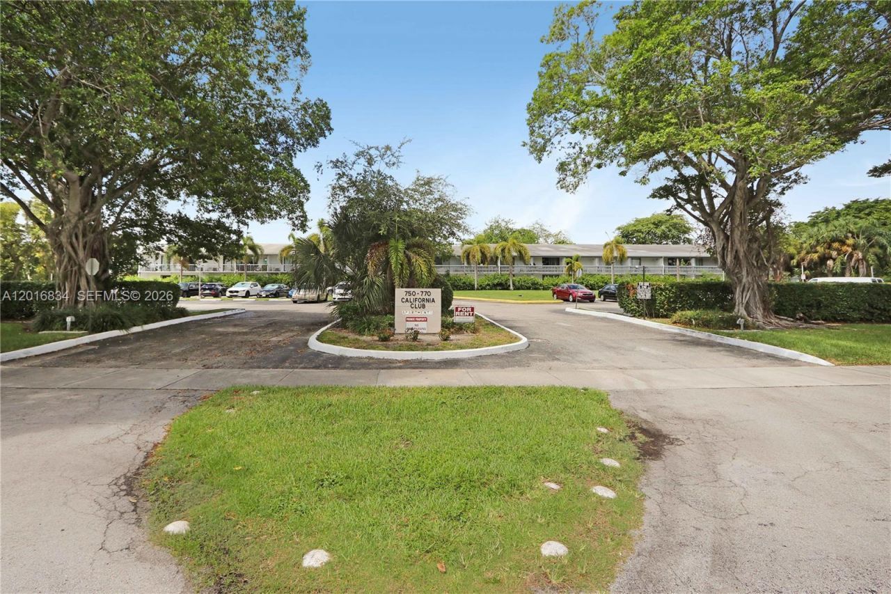 750 NE 195th St , Miami, FL 33179 Photo