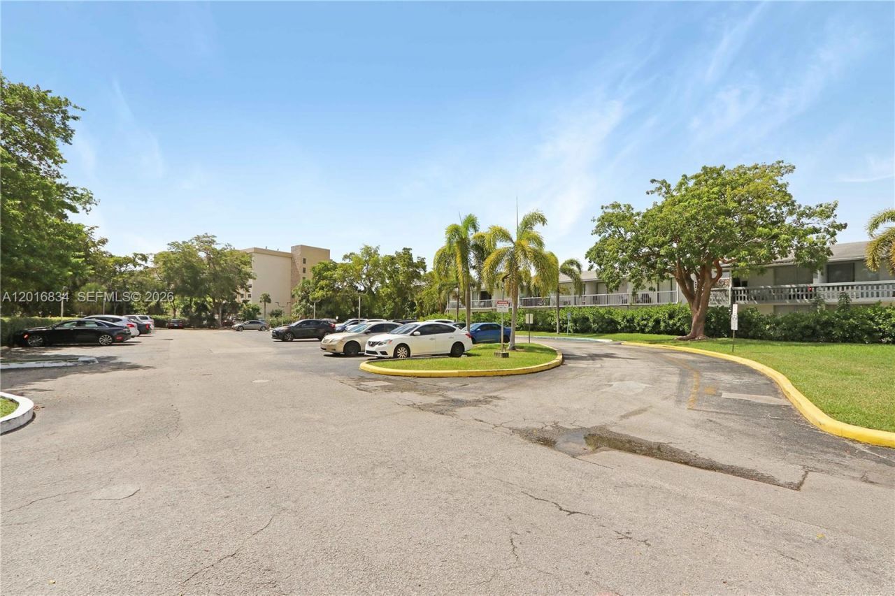 750 NE 195th St , Miami, FL 33179 Photo