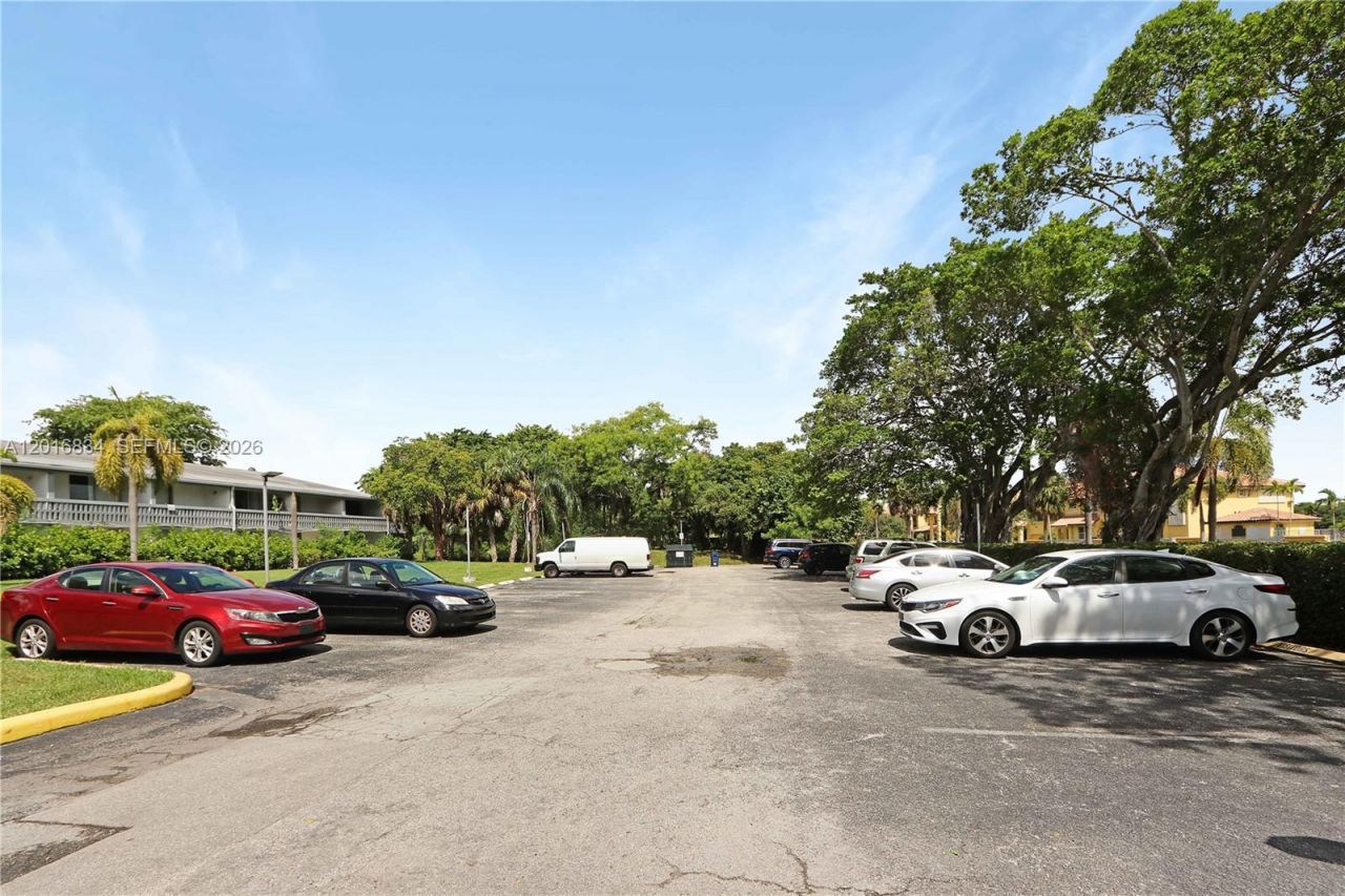 750 NE 195th St , Miami, FL 33179 Photo