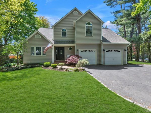 17 Claire Avenue, Huntington Station, NY 11746