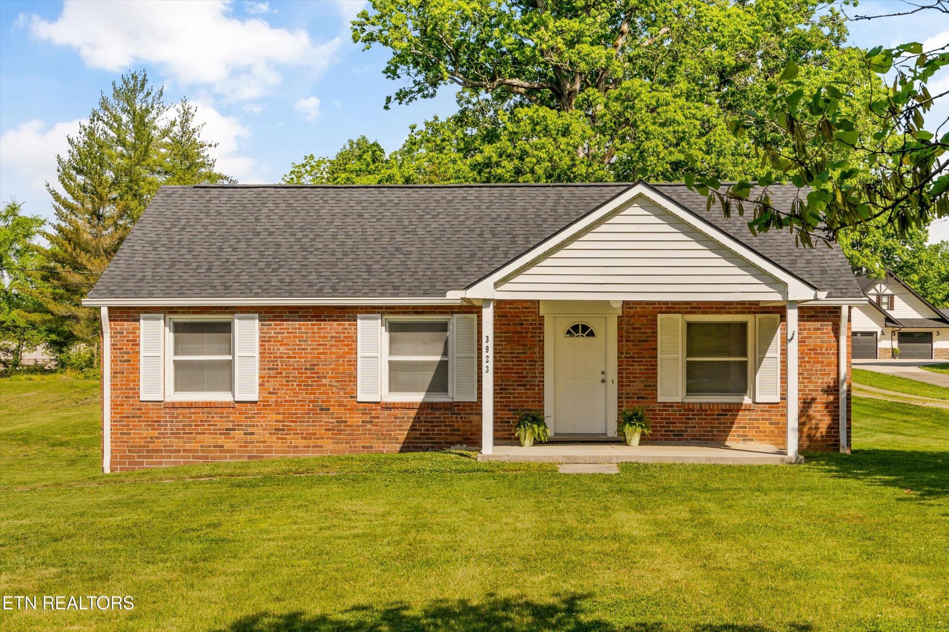 3923 W Beaver Creek Drive, Powell, TN 37849 Main Photo