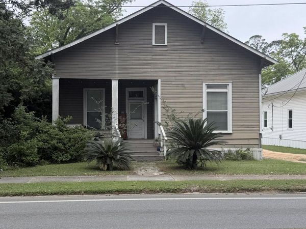 704 Main Street , Chipley, FL 32428