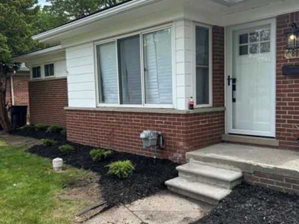 8865 Kenberton Drive, Oak Park, MI 48237