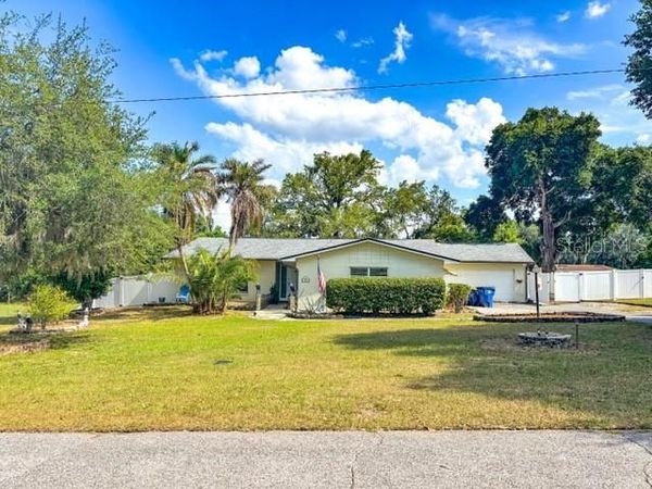 121 E PINE ST , HOWEY IN THE HILLS, FL 34737