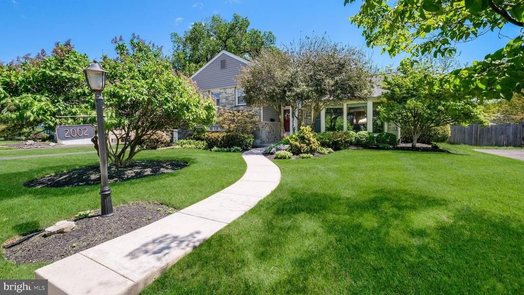 2002 LANTERN LANE , ORELAND, PA 19075