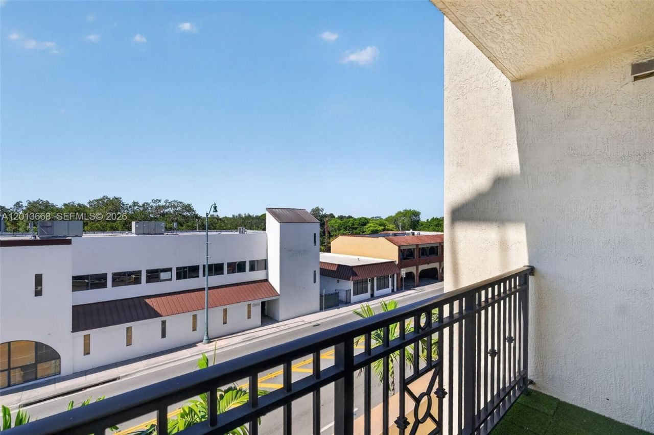 5271 SW 8th St , Unit 305, Miami, FL 33134 Photo