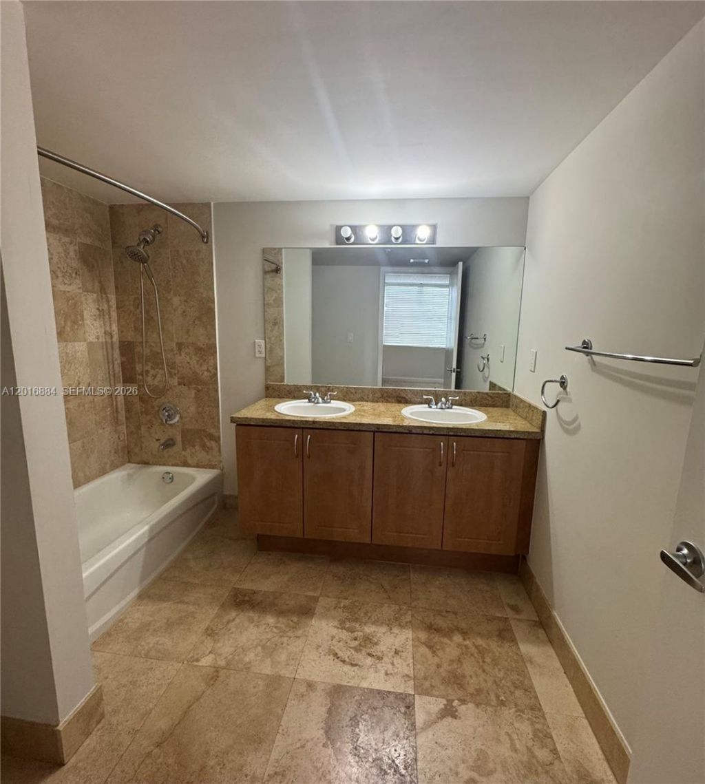 1555 N N.treasure Dr, Unit 313, North Bay Village, FL 33141 Photo
