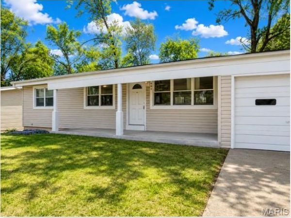 842 Holiday Avenue , Hazelwood, MO 63042