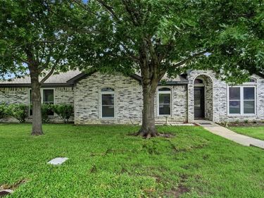 423 Fall Cedar Drive, Fort Worth, TX 76108
