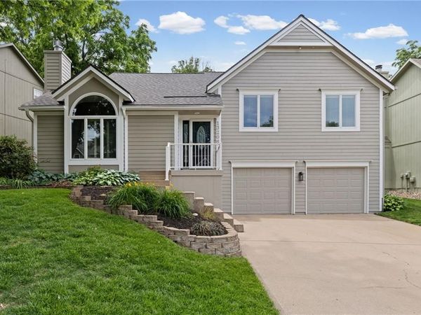 13206 S Foxridge Drive, Olathe, KS 66062